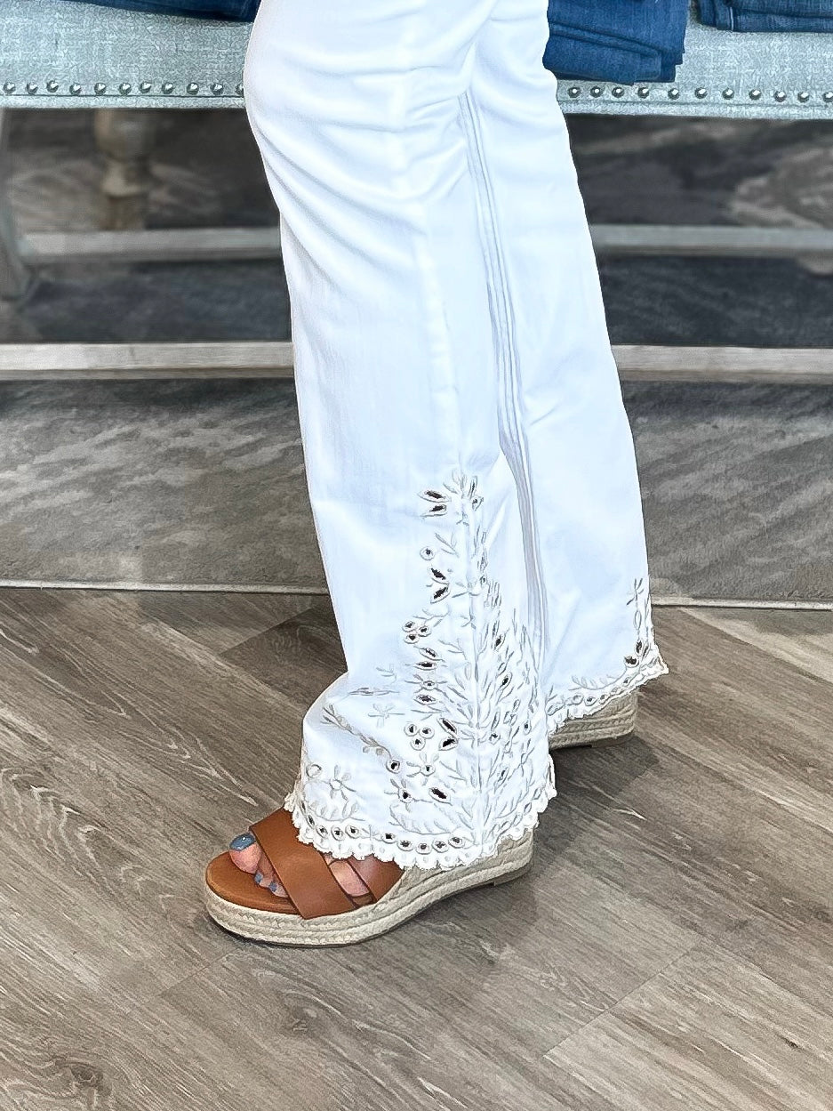 Mainstream Boutique Stillwater Women’s Embroidered Bootcut Pant