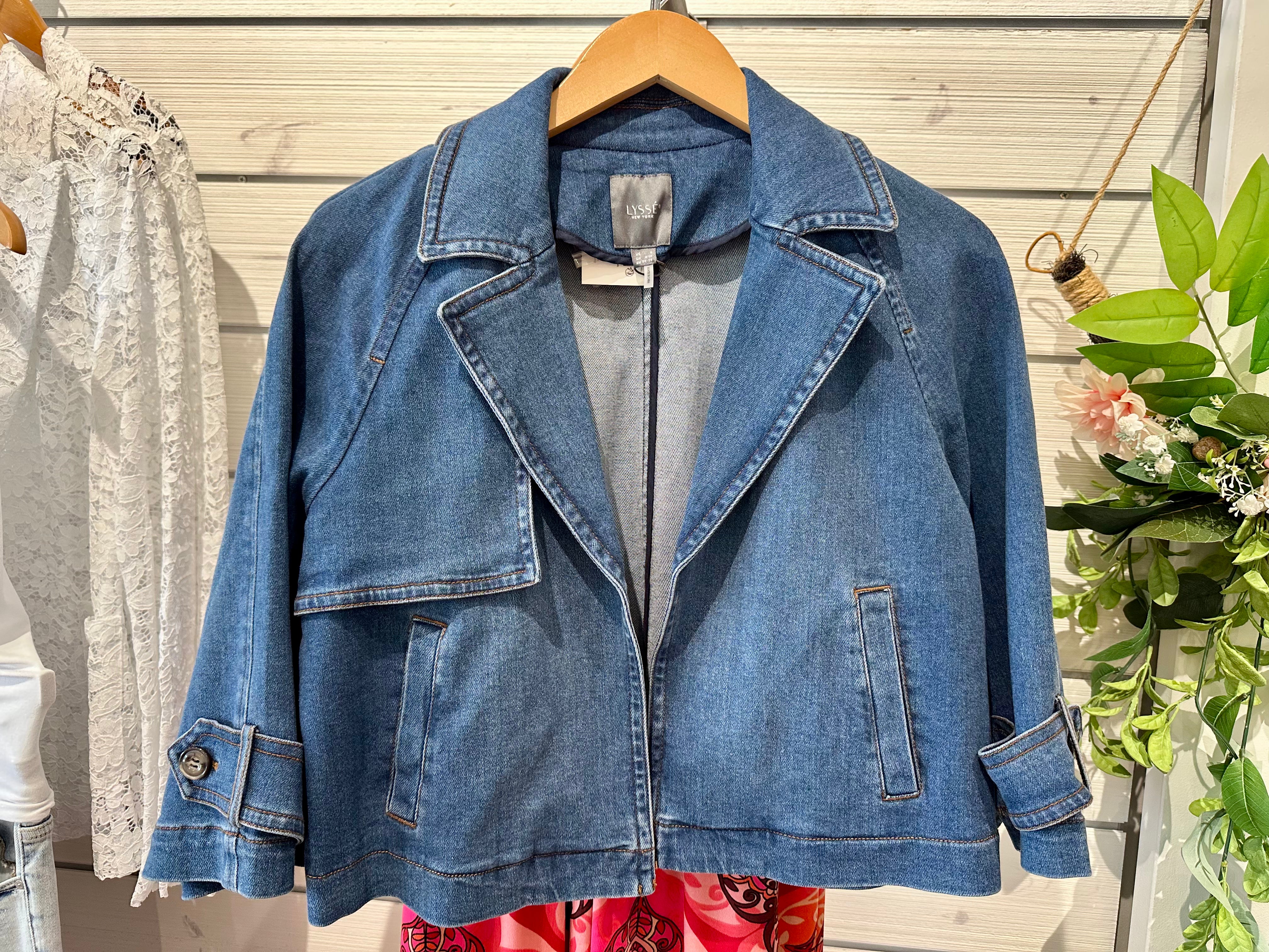 Product Features
Notched collar
Raglan sleeves, tabs with faux-horn buttons
Open front
Two faux pockets at front
A-line swing silhouette
Imported