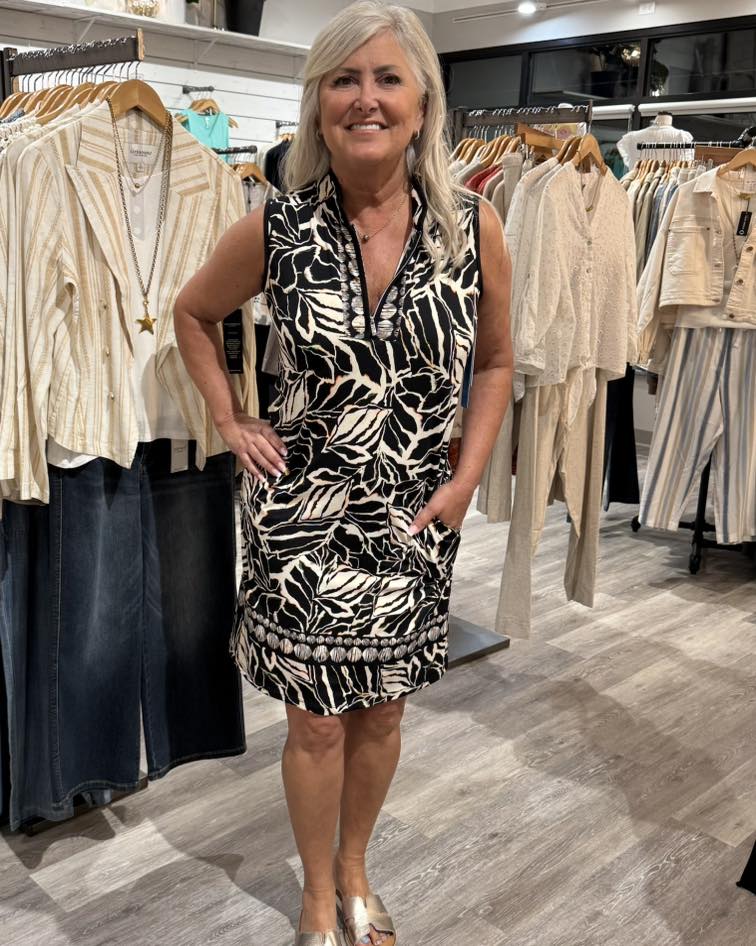 Sleeveless Dress with Zip Neck and inner shorts.
84% Nylon/16% Spandex
Sandune