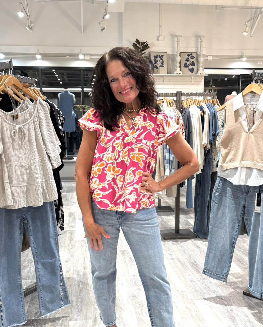 printed blouse
-collar
-v-neck
-floral print
-flutter sleeve
-textured trim detail