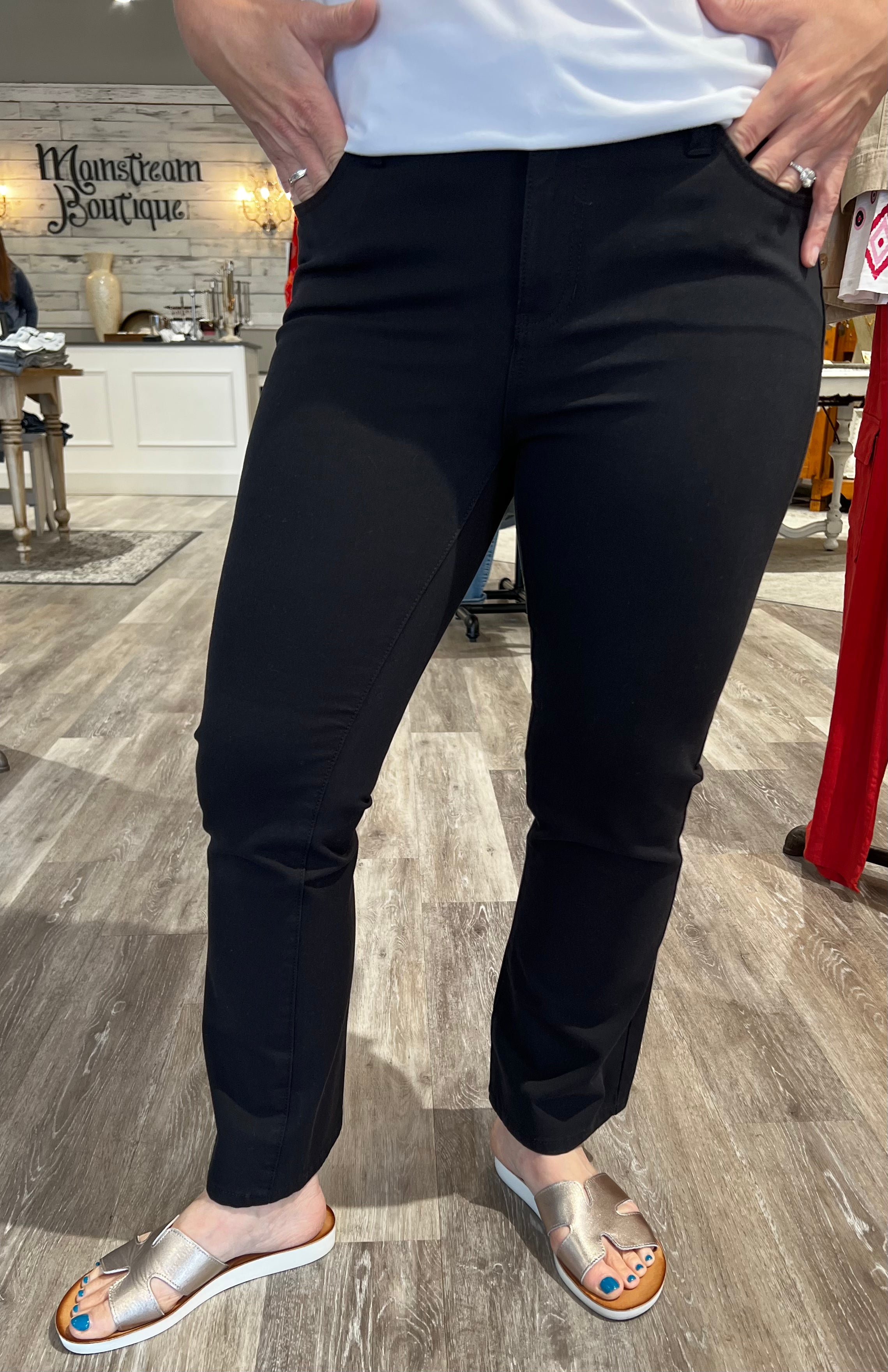 Experience ultimate comfort and style in our Hannah Crop Flare jeans. Whether for daily wear or special events, these jeans are versatile and timeless. Made with 4-way stretch twill, they provide unrestricted movement while keeping you looking fabulous.