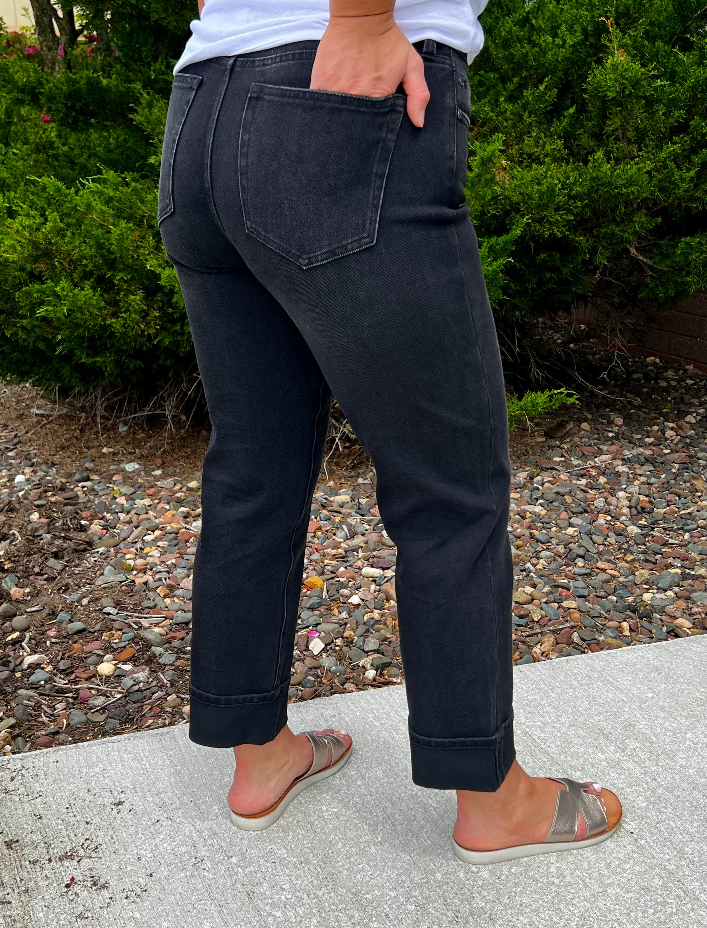 Our Marley Girlfriend in our Herrington wash is the perfect silhouette, offering the perfect amount of room from mid-thigh to the cuffed hem. Super comfortable with amazing stretch. This modern eco jean was designed using new laser techniques and processes that gives the "Liverpool Look" and uses a fraction of our natural resources.