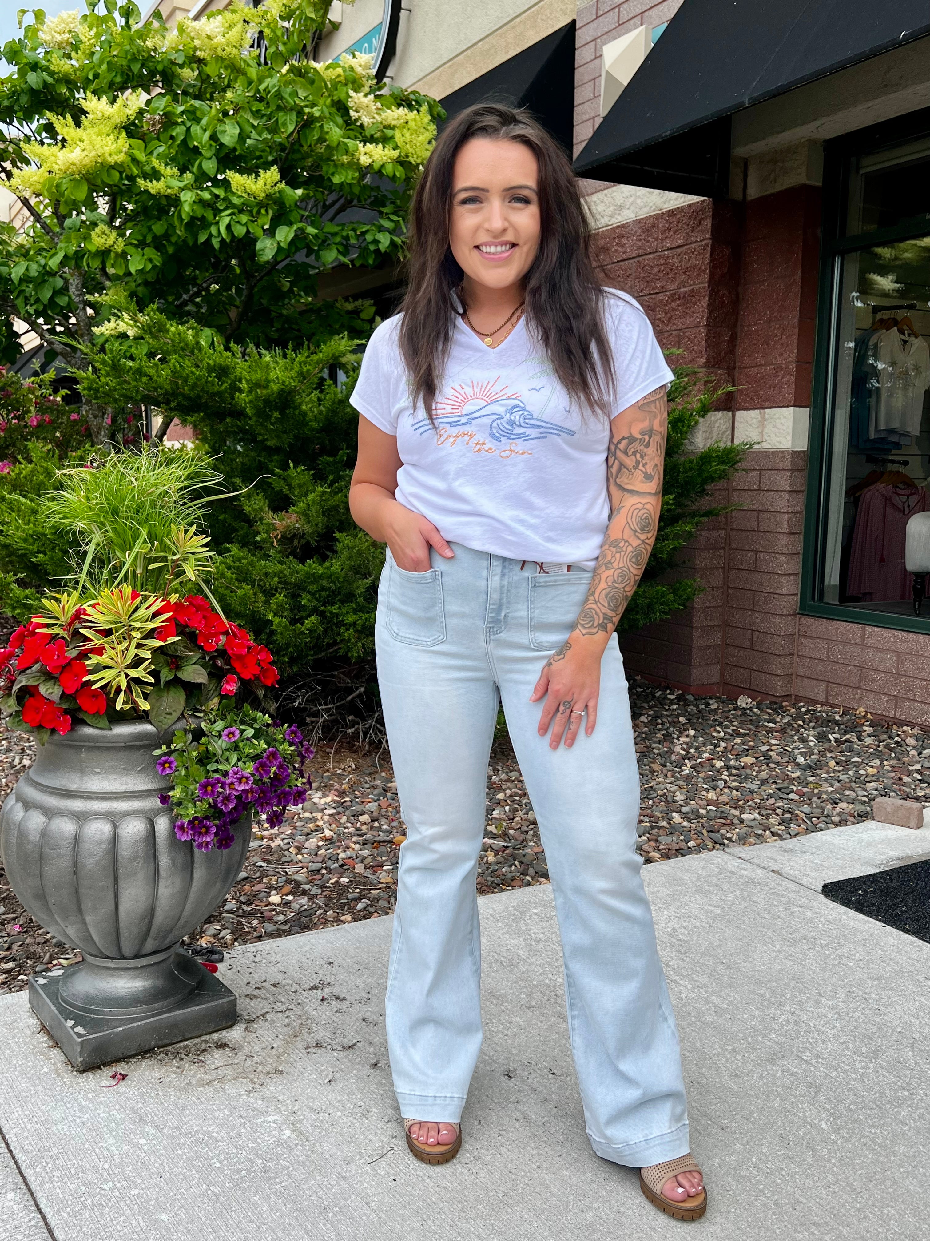 The Luci Two Pocket Flare jeans have a retro vibe! These high rise flared jeans have two patch pockets at the front and back, plus a zip and button closure. The light wash of these jeans will easily transition from summer to fall. Runs big.