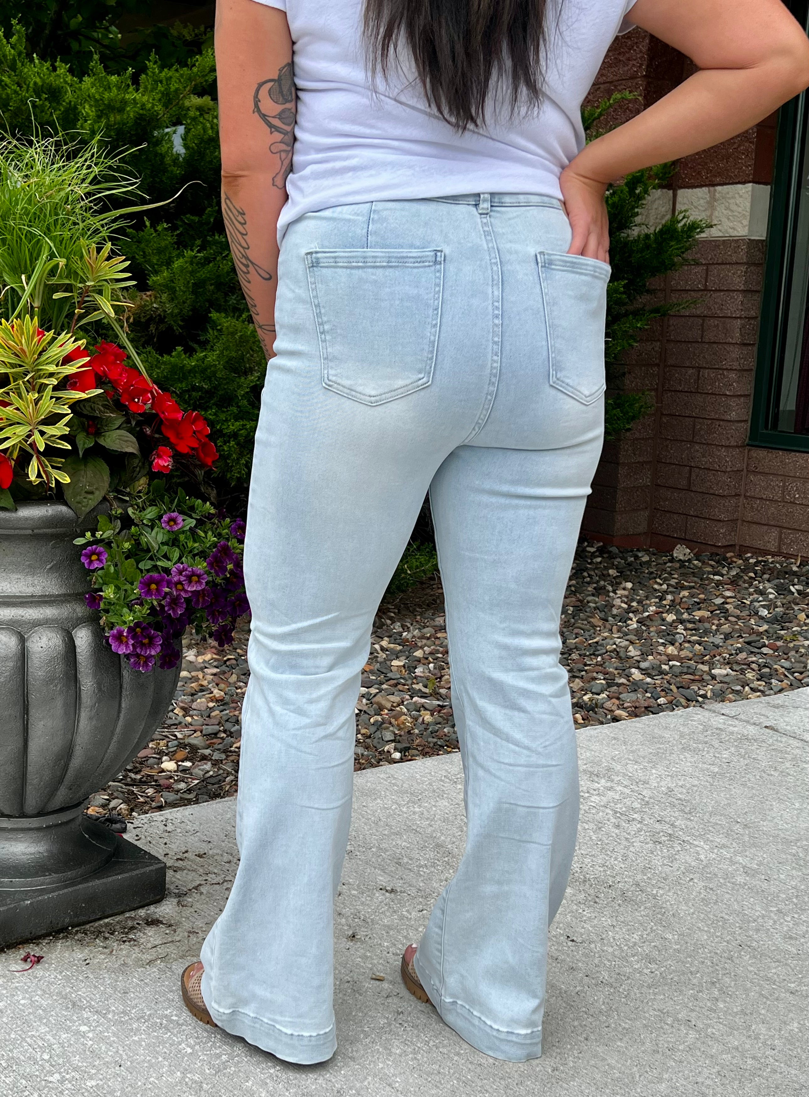 The Luci Two Pocket Flare jeans have a retro vibe! These high rise flared jeans have two patch pockets at the front and back, plus a zip and button closure. The light wash of these jeans will easily transition from summer to fall. Runs big.