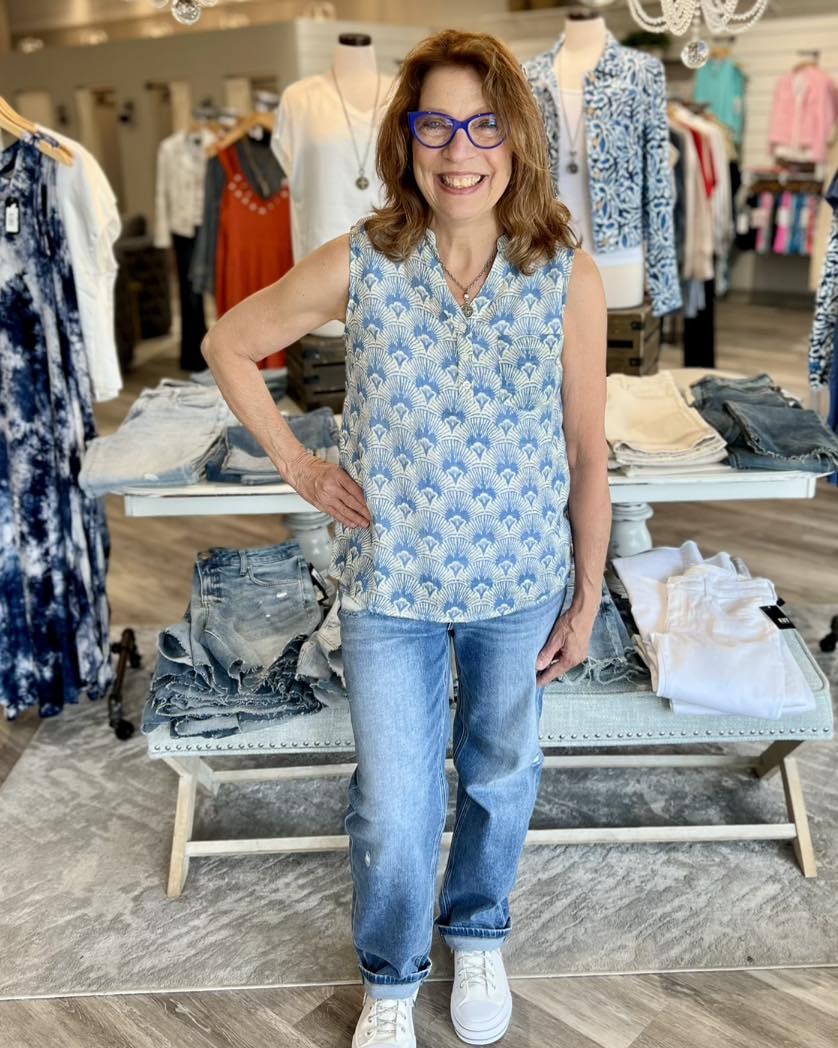 Transform your spring & summer wardrobe with this elegant, airy sleeveless shirt, featuring a stylish high-low hem. Perfect for bright sunny walks or laid-back casual gatherings, this breezy cotton top brings effortless style and comfort. Embrace the quintessential summer vibe and make it your go-to favorite for any occasion!
V-neck
High-low hem
Chest pocket
Abstract pattern
Sleeveless design
Tapestry design