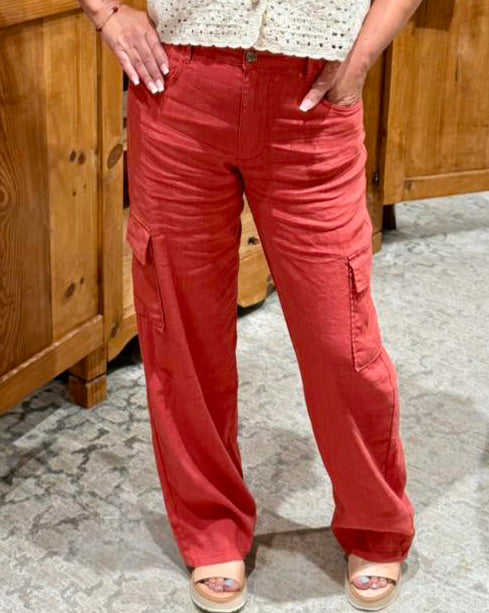 Stay cool and stylish in these mid-rise wide leg pants, made from a breathable linen blend with functional cargo pockets for a laid-back, utility vibe.
Fabric: 50% Linen, 48% Rayon, 2% Spandex
Size & Fit: Inseam: 31", Leg Opening: 19", Rise: 10 1/2"
Color:  CLAY