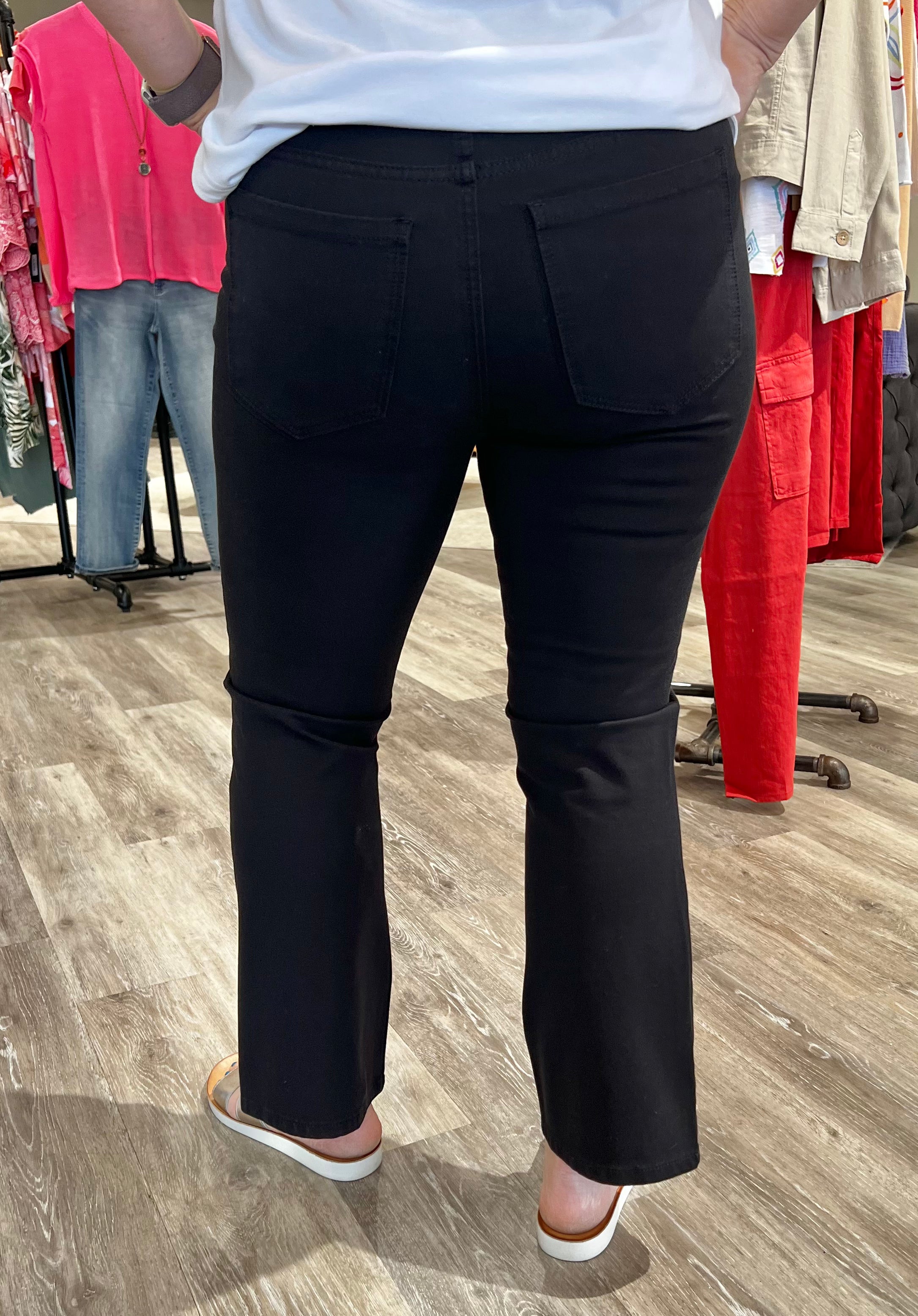 Experience ultimate comfort and style in our Hannah Crop Flare jeans. Whether for daily wear or special events, these jeans are versatile and timeless. Made with 4-way stretch twill, they provide unrestricted movement while keeping you looking fabulous.