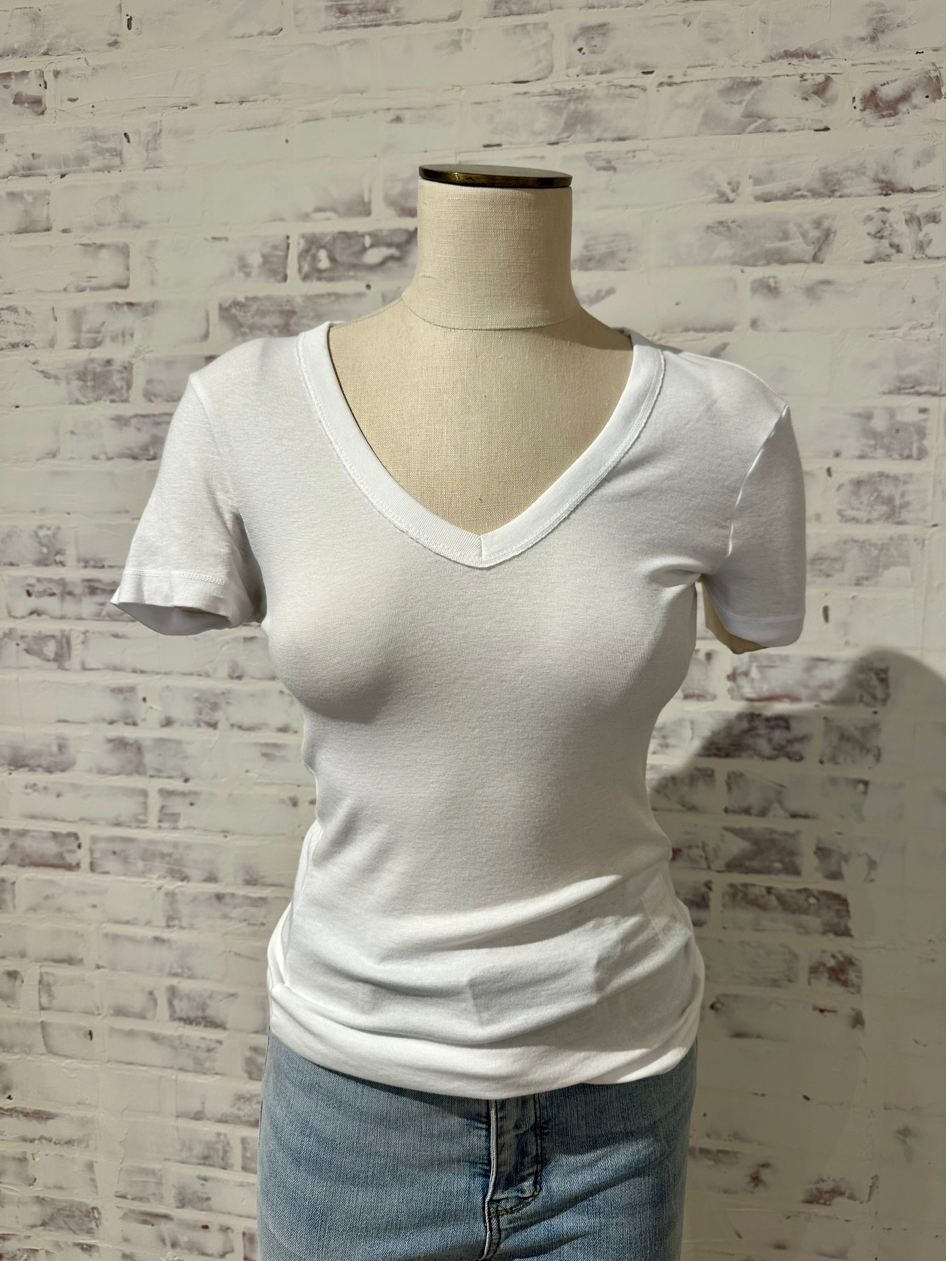 S/S V-Neck 23" L Luxx Fabric- White