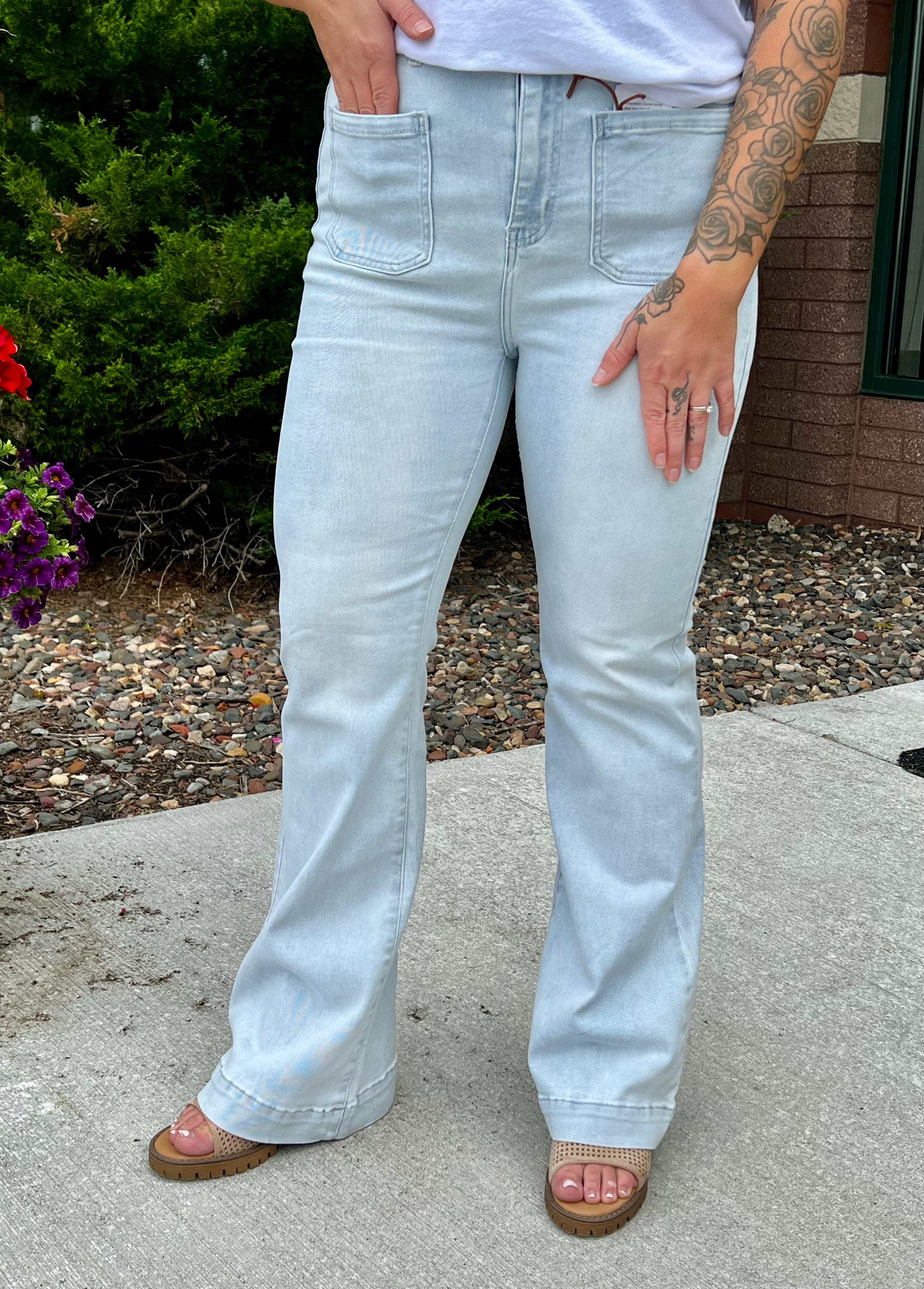 The Luci Two Pocket Flare jeans have a retro vibe! These high rise flared jeans have two patch pockets at the front and back, plus a zip and button closure. The light wash of these jeans will easily transition from summer to fall. Runs big.