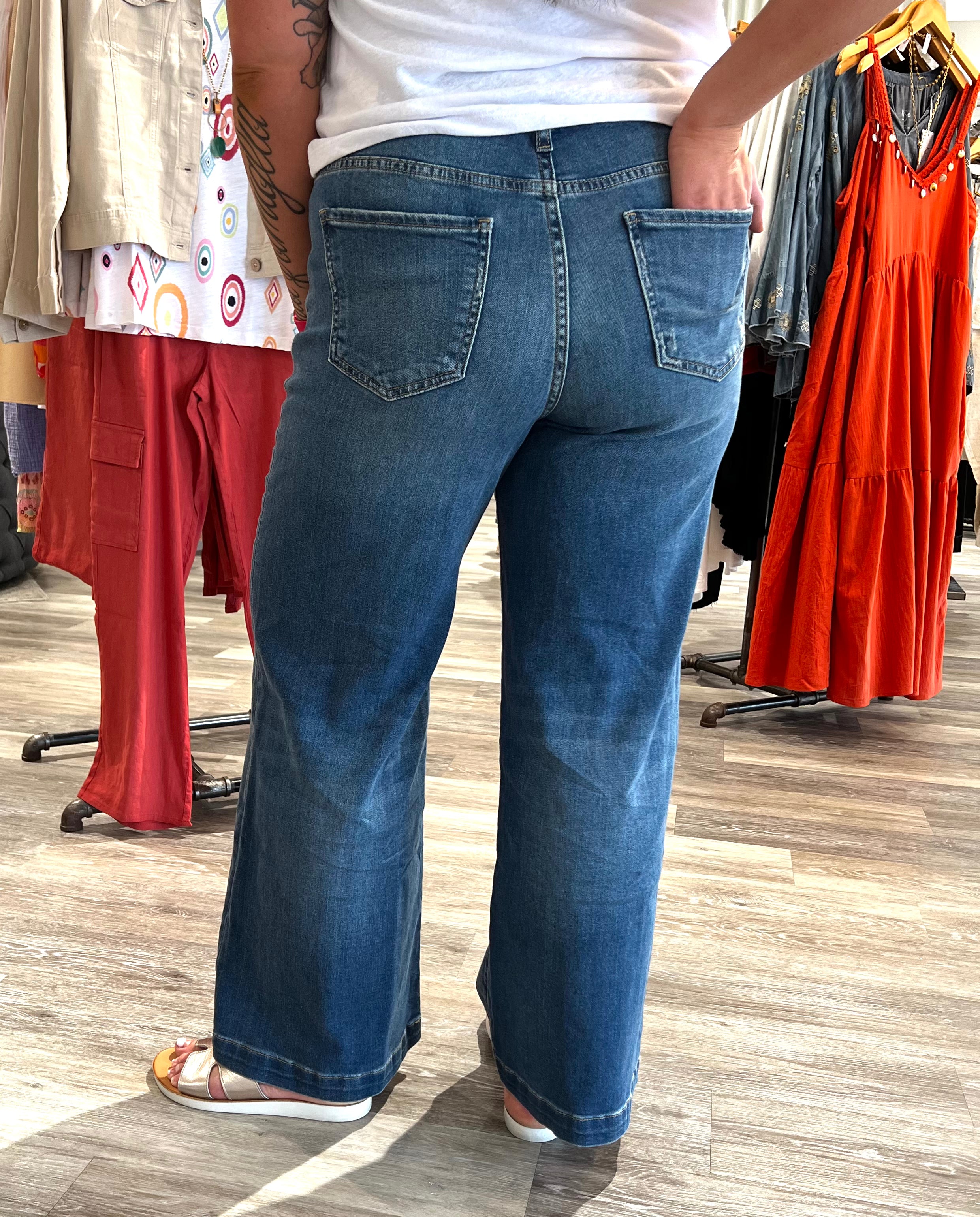 Elevate your denim collection with these high-rise wide-leg jeans, featuring distinctive patch pockets and a clean regular hem. The relaxed fit combines comfort with bold style, making them a standout piece that effortlessly enhances any look.