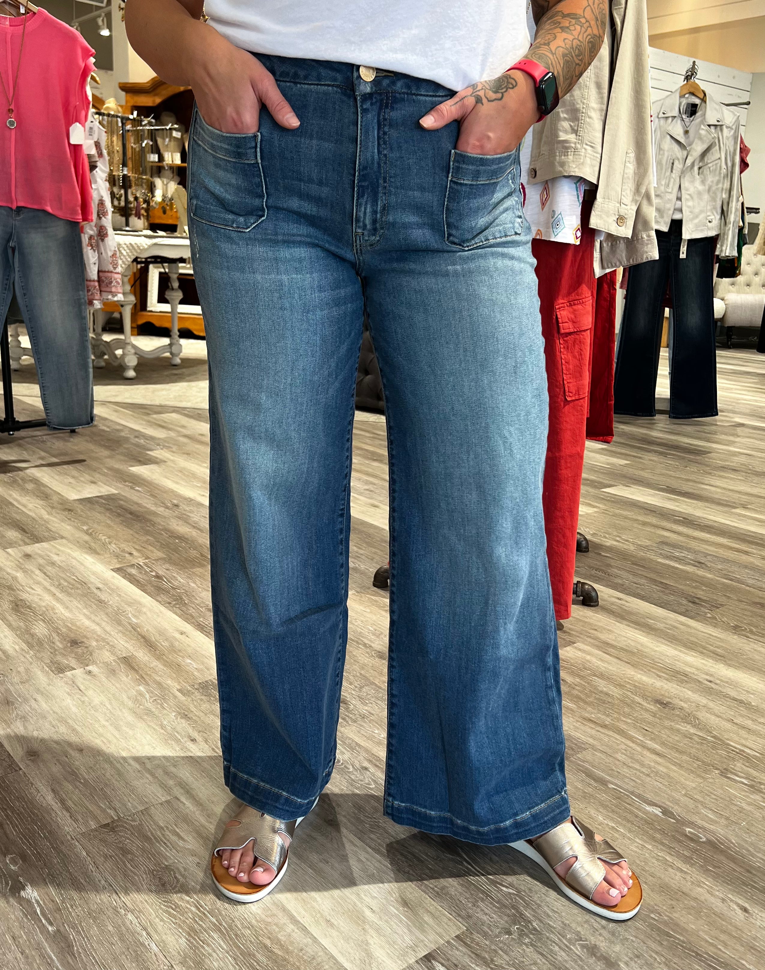 Elevate your denim collection with these high-rise wide-leg jeans, featuring distinctive patch pockets and a clean regular hem. The relaxed fit combines comfort with bold style, making them a standout piece that effortlessly enhances any look.