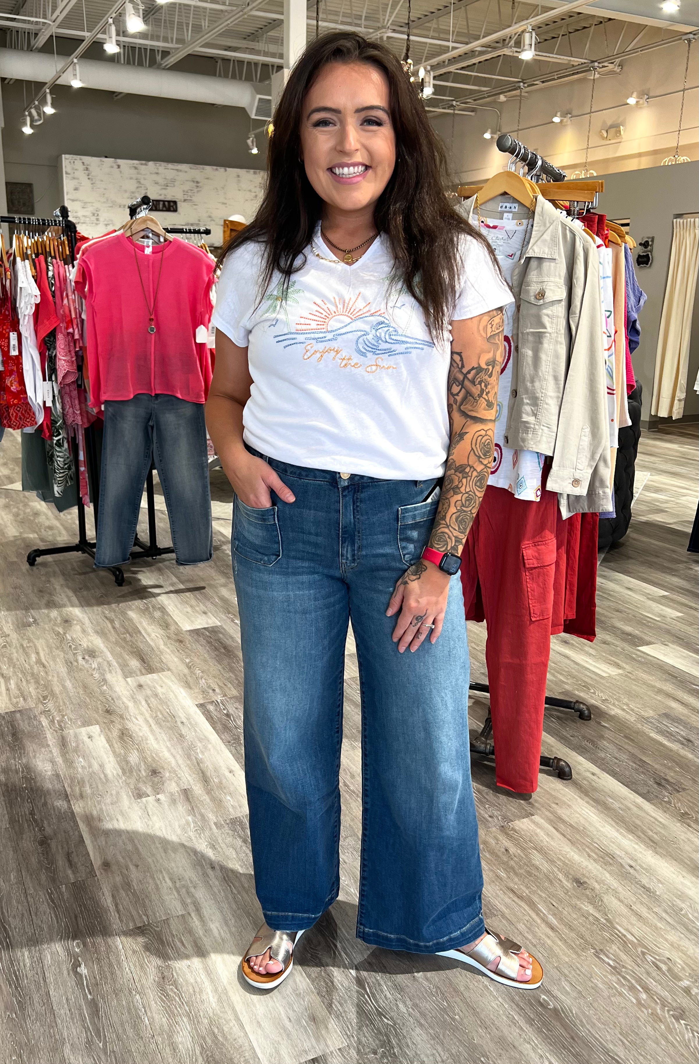 Elevate your denim collection with these high-rise wide-leg jeans, featuring distinctive patch pockets and a clean regular hem. The relaxed fit combines comfort with bold style, making them a standout piece that effortlessly enhances any look.