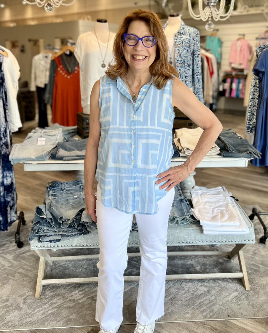 Upgrade your spring and summer wardrobe with our sleeveless cotton shirt in a geometric bluebell print, where style meets comfort. Made from airy, breathable cotton, this shirt ensures all-day coolness and freshness. With the versatile button-down design and the possibility to have a chic front tie knot, it's perfect for a casual coffee outing or a laid-back day at the office.

Shirt collar
Button-down design
Adjustable front tie
Geometric print
Sleeveless design